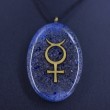 Modra ovalna ogrlica z obeskom in zlatim simbolom Merkurja, bližnji posnetek na črni vrvici