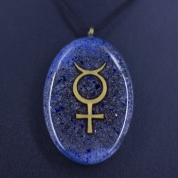 Modra ovalna ogrlica z obeskom in zlatim simbolom Merkurja, bližnji posnetek na črni vrvici