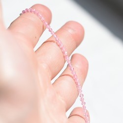 roževec, roževec kristal, roževec zapestnica, kristal za odnose, kristali za ljubezen, srčna čakra