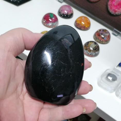 črni turmalin brušeni kristal, večji kristal, trgovina s kristali, zaščitni kamen zaščita pred čustvenimi vampirji