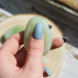 worry stone, pomirjajoči kamen, fidget stone, žad, jade