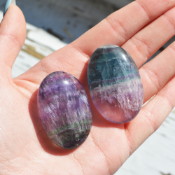 FLUORIT palmstone, kristal proti izčrpanosti, fluorite žepni kristal