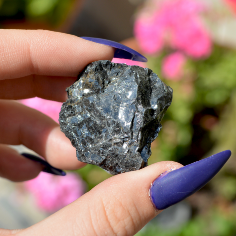 črn kamen, kristal za zaščito, kristal za tesnobo, črni turmalin