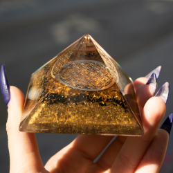 piramida orgonit, tigrovo oko, roža življenja