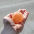 selenit, selenit kristal, selenit krogla, čiščenje čaker, oranžni selenit
