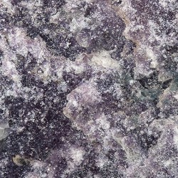 Bližnji posnetek teksture surovega lepidolita z vijolično-belim mineralnim vzorcem