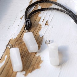 energijski nakit zaščita selenit obesek trgovina s kristali marijino steklo kristal za zašćito