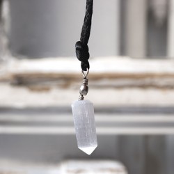 energijski nakit zaščita selenit obesek trgovina s kristali marijino steklo kristal za zašćito