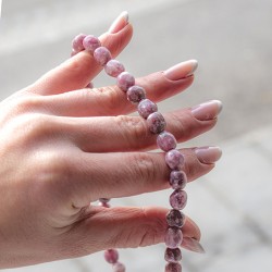 Lepidolit ogrlica iz kroglic med prsti, prikaz barvnih razlik kroglic
