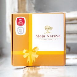 Darilna škatlica Moja Narava z motivom rumenega traku, produktna fotografija na rustikalnem ozadju