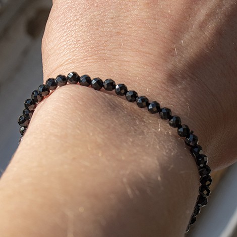 spinel,črni spinel, spinel nakit, spinel zapestnica, zaščitni kristal, energijski nakit