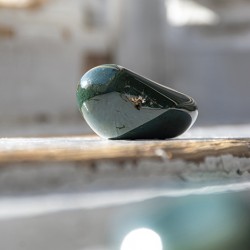 zeleni jaspis kamen kristal samospoštovanje samozavest stabilizacija avre blagostanje kamen za denar zdrava nosečnost