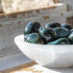 zeleni jaspis kamen kristal samospoštovanje samozavest stabilizacija avre blagostanje kamen za denar zdrava nosečnost