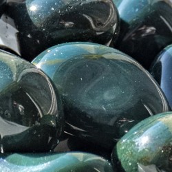 zeleni jaspis kamen kristal samospoštovanje samozavest stabilizacija avre blagostanje kamen za denar zdrava nosečnost