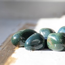 zeleni jaspis kamen kristal samospoštovanje samozavest stabilizacija avre blagostanje kamen za denar zdrava nosečnost