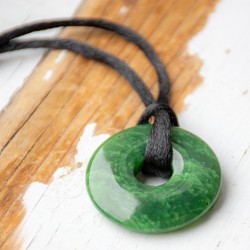 žad,žad nefrit, žad ogrlica, nakit iz žada, kristal za srečo, žad kristal, žad ogrlica