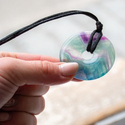 fluorit, mavrični fluorit, fluorit ogrlica, fluorit nakit, kristali za intuicijo, kristali za pomiritev