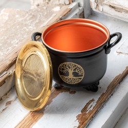 kadilnica, kadilnica iz kovine, kadilnica z mrežico, kurjenje smole, prekajevanje prostorov