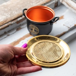 kadilnica, kadilnica iz kovine, kadilnica z mrežico, kurjenje smole, prekajevanje prostorov