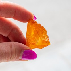 jantar, nebrušen kristal