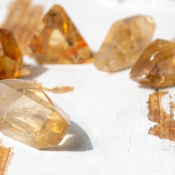 citrin, citrin kristal, citrin free form, naravni citrin, citrin cena, citrin poliran kos, kristal sreče, kristal obilja
