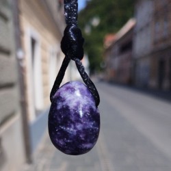 Lepidolit ogrlica z obeskom solzica na črni vrvici, zunanje ozadje