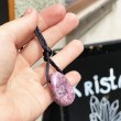 Lepidolit ogrlica držana med prsti, viden vozel na črni vrvici