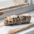 kadilo beli žajbelj z ingverjem in cedro