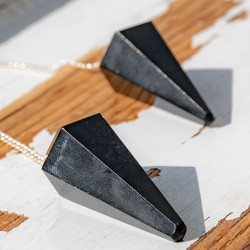 nihalo črni turmalin
Kristali za zaščito pred negativnostjo
Črni turmalin kot amulet
Kristalni nihali črni turmalin