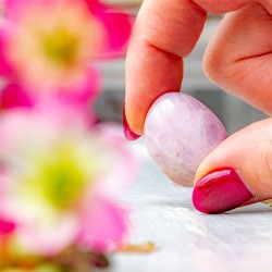 kunzit kristal
rožnati kunzit
kristal ljubezni kristal srčne čakre