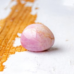 kunzit kristal
rožnati kunzit
kristal ljubezni kristal srčne čakre