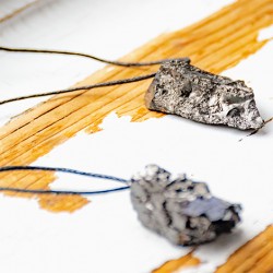 Ogrlica iz elitnega šungita
Mineral šungit
Naravni šungit
Šungit energijski nakit