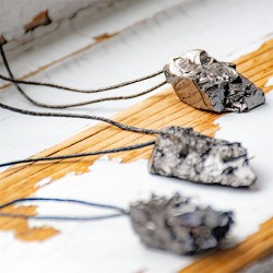 Ogrlica proti elektromagnetnemu sevanju
Šungit za uravnoteženje energije
Elitni šungit nakit
Talisman iz šungita