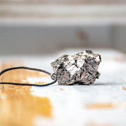 Elitni šungit
Šungitna ogrlica
Naravna zaščita pred sevanjem
EMF zaščita Energijska ogrlica