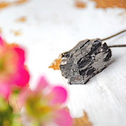 Elitni šungit
Šungitna ogrlica
Naravna zaščita pred sevanjem
EMF zaščita Energijska ogrlica