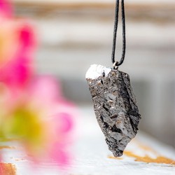 Ogrlica iz elitnega šungita
Mineral šungit
Naravni šungit
Šungit energijski nakit