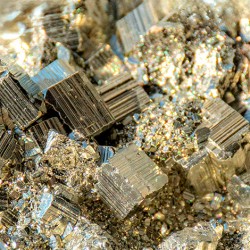pirit mineral
pirit kamen za zaščito
kristali za obilje
kamni za privabljanje bogastva