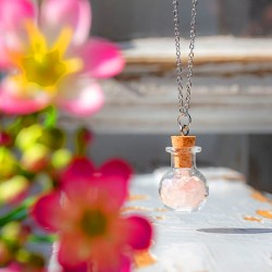 Steklenička z roževcem ogrlica
Roževec kristal ljubezni
Roževec srčna čakra ogrlica
Roževec amulet ogrlica