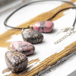 rodonit ogrlica, ogrlica z rodonitom, kristal ljubezni, rodonit nakit