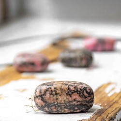 rodonit ogrlica, ogrlica z rodonitom, kristal ljubezni, rodonit nakit