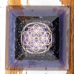 ametist, črni turmalin, orgonit, zaščita, orgonit piramida, orgonitna piramida