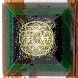 PERIDOT Orgonite Pyramid metatron, peridot crystal, orgonit pyramid