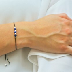 Zapestnica prijateljstva z modrimi kroglicami lapis lazulija na tanki črni nastavljivi vrvici s srebrnimi detajli, na zapestju