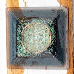 crystal orgonite, orgonite with crystals, orgonite with moss agate, moss agate stone