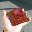 rdeči jaspis, rdeči jaspis kamen, orgonit, orgonit piramida, orgoniti proti sevanju, orgoniti za prostor, rdeči jaspis kristal