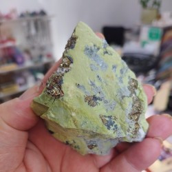 serpentin kristal srčne čakre trgovina s kristali sepentin kamen, serpentin kristal,