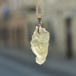 Libijski zlati tektit
Libijsko puščavsko steklo
Zlati tektit iz Libije
Redki tektiti