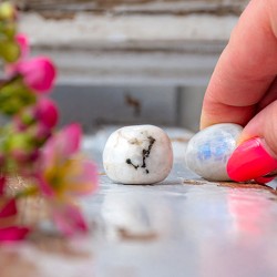 beli labradorit cena, beli labradorit Slovenija, beli labradorit pomen, mavričen kristal, kristal za intuicijo