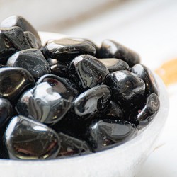 črni turmalin kamen, črni turmalin kristal. kristal za zaščito pred čustvenimi vampirji, kristal za zaščito