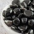 črni turmalin kamen, črni turmalin kristal. kristal za zaščito pred čustvenimi vampirji, kristal za zaščito